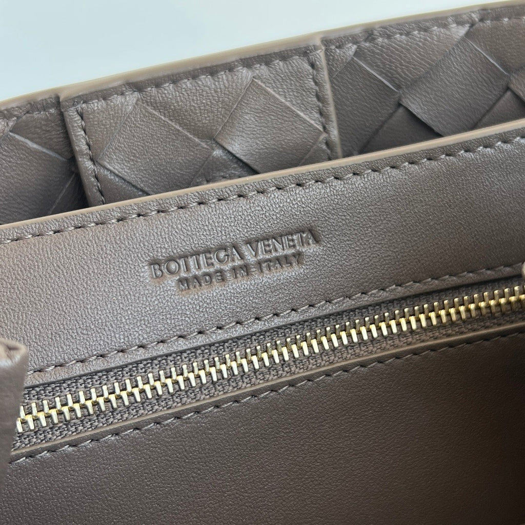 Bottega Veneta Women's Andiamo Collection Handbag Woven Magnetic Clasp Closure Leather Shoulder Crossbody Bag Bags #76212