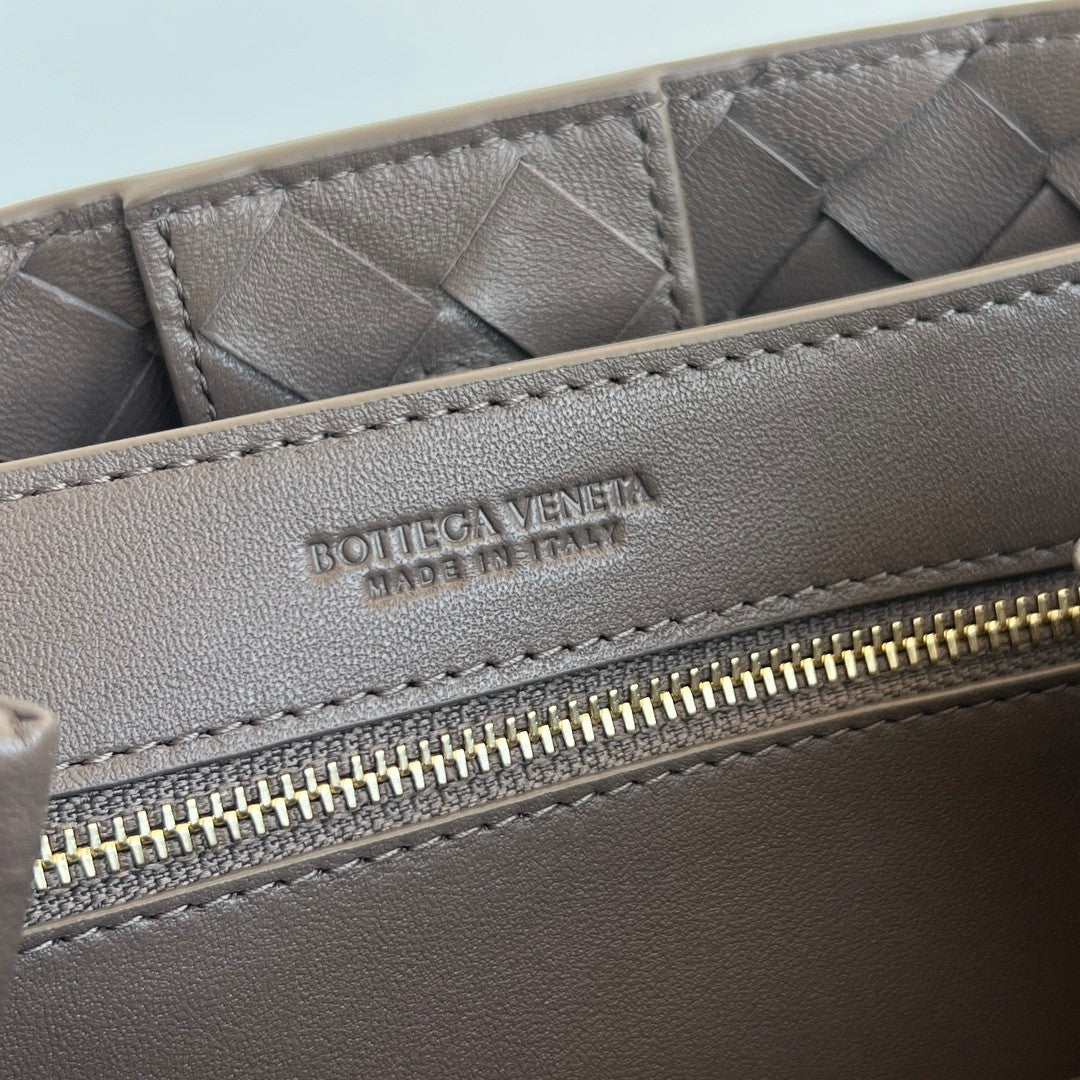 Bottega Veneta Women's Andiamo Collection Handbag Woven Magnetic Clasp Closure Leather Shoulder Crossbody Bag Bags #76212