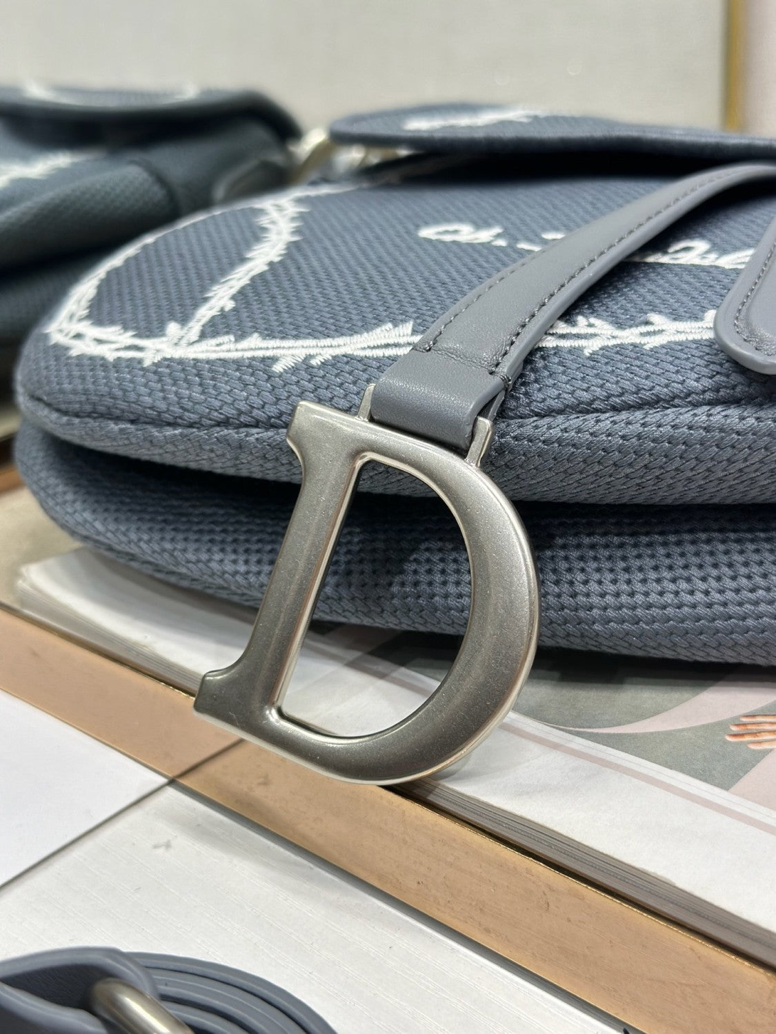 Dior Saddle Bag Blue Base With White' Book Cover' Embroidery ' Les Fleurs Du Mal' Motif Stirrup And D-ring Charm Vintage Silver-coloured Handbag Shoulder Bag And Crossbody Bags M0469VEHQ_M49I #197373