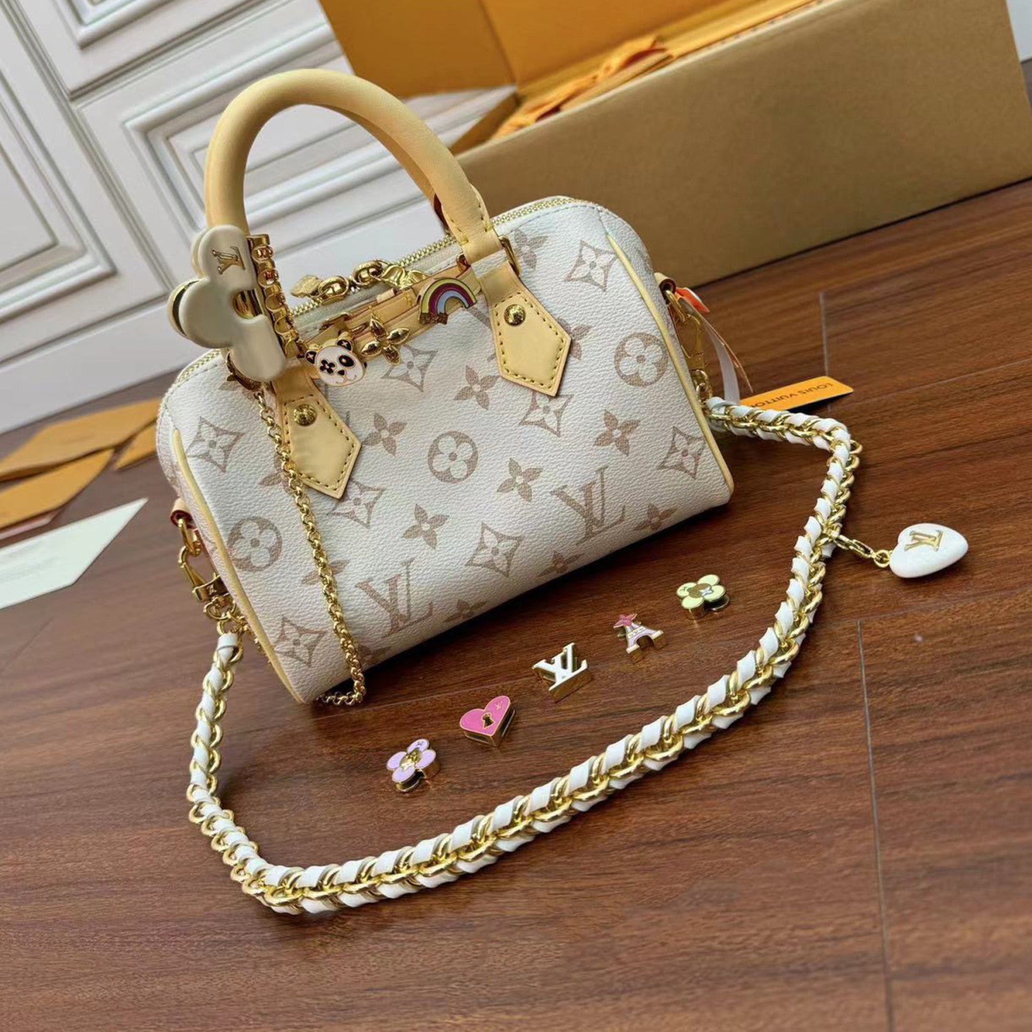LOUIS VUITTON Speedy 18 Classic Monogram Flower Detachable Shoulder Strap Chain Handbag Shoulder Bag. Crossbody Bag Two-tone Bags Model: M24474  #81987A