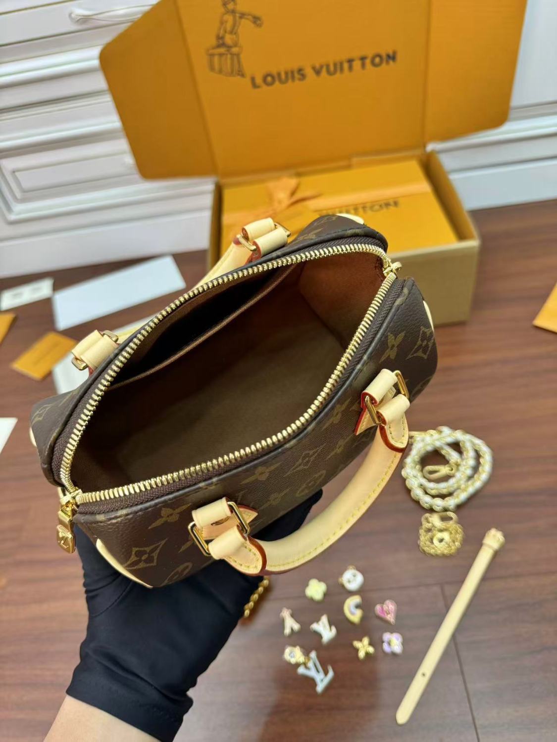 LOUIS VUITTON Speedy 18 Classic Monogram Flower Detachable Shoulder Strap Chain Handbag Shoulder Bag. Crossbody Bag Two-tone Bags Model: M24474  #81987A