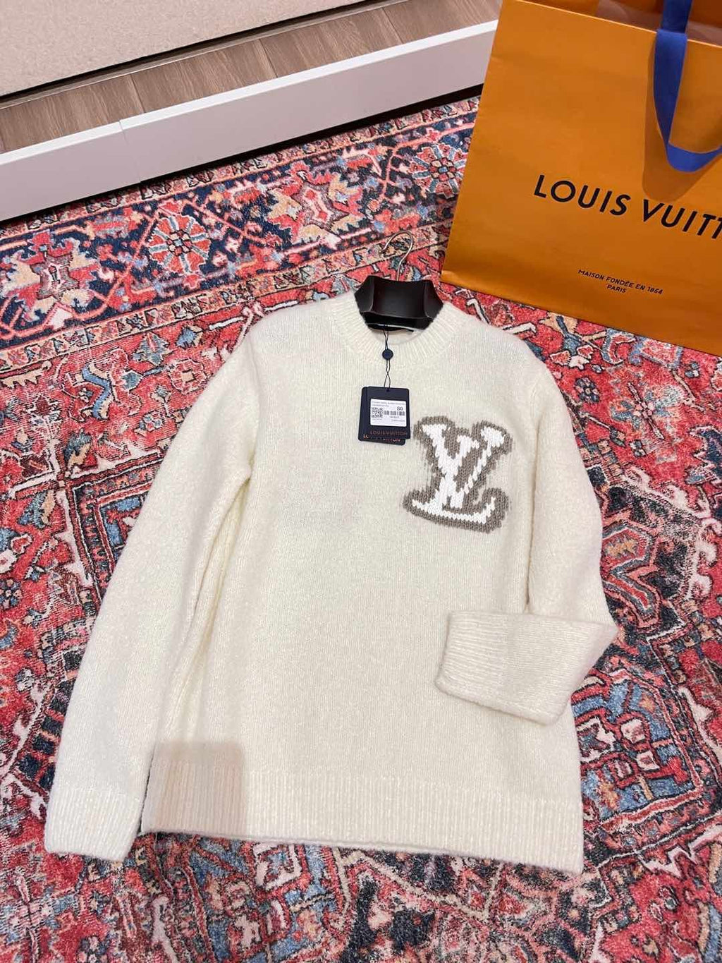 Louis Vuitton Women's Spring and Autumn Solid Color Letter Applique Crew Neck Knitted Sweater #75121