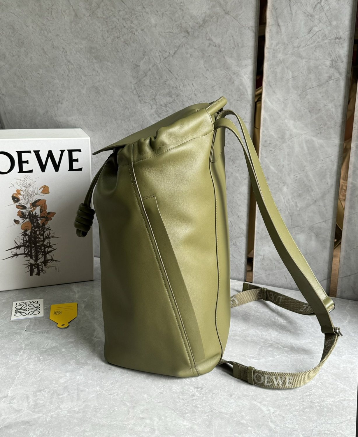 Loewe Flamenco Men's Solid Color Monogrammed Logo Drawstring Closure Solid Color Soft Cowhide Shoulder Bag Bag #75248