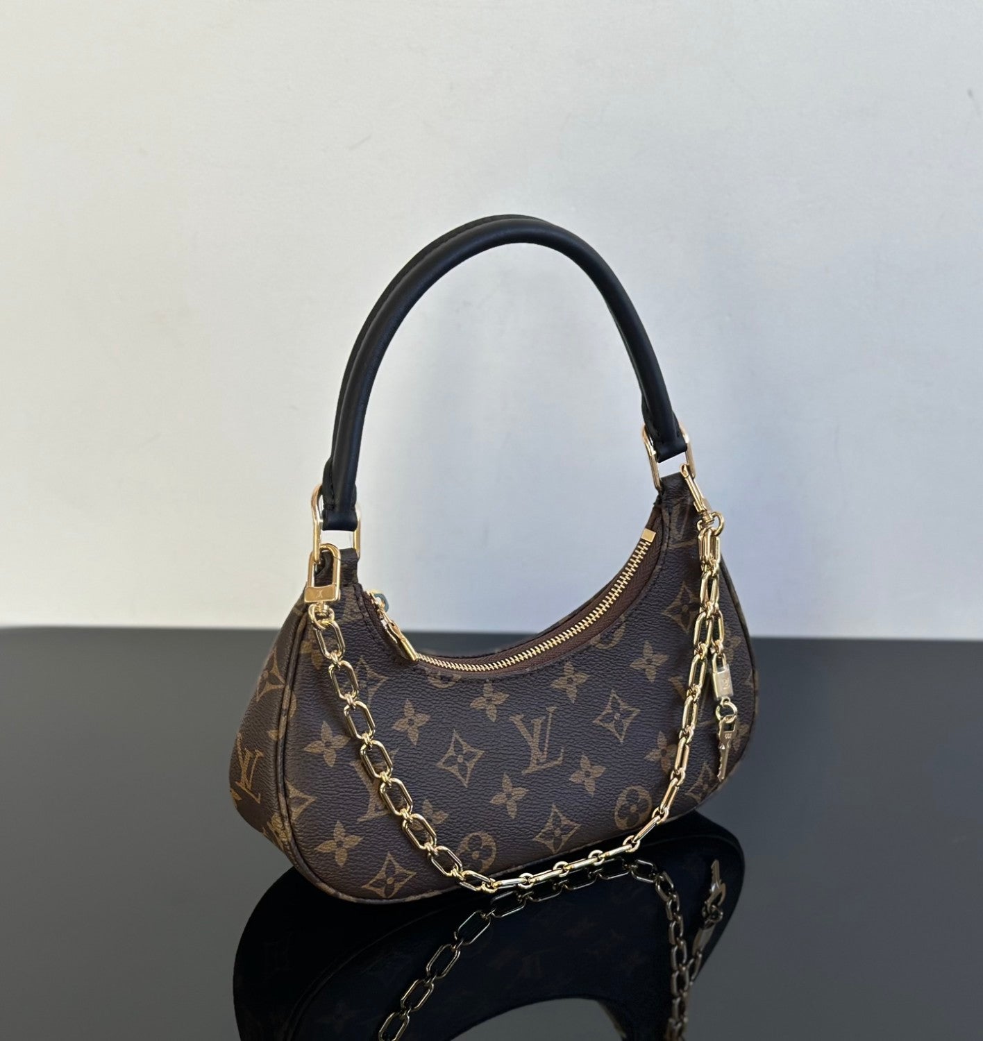 Louis Vuitton 2025 New Crescent Moon Bag. Cathy Small L Monogram Handbag. Comes with Full Packaging #83131A