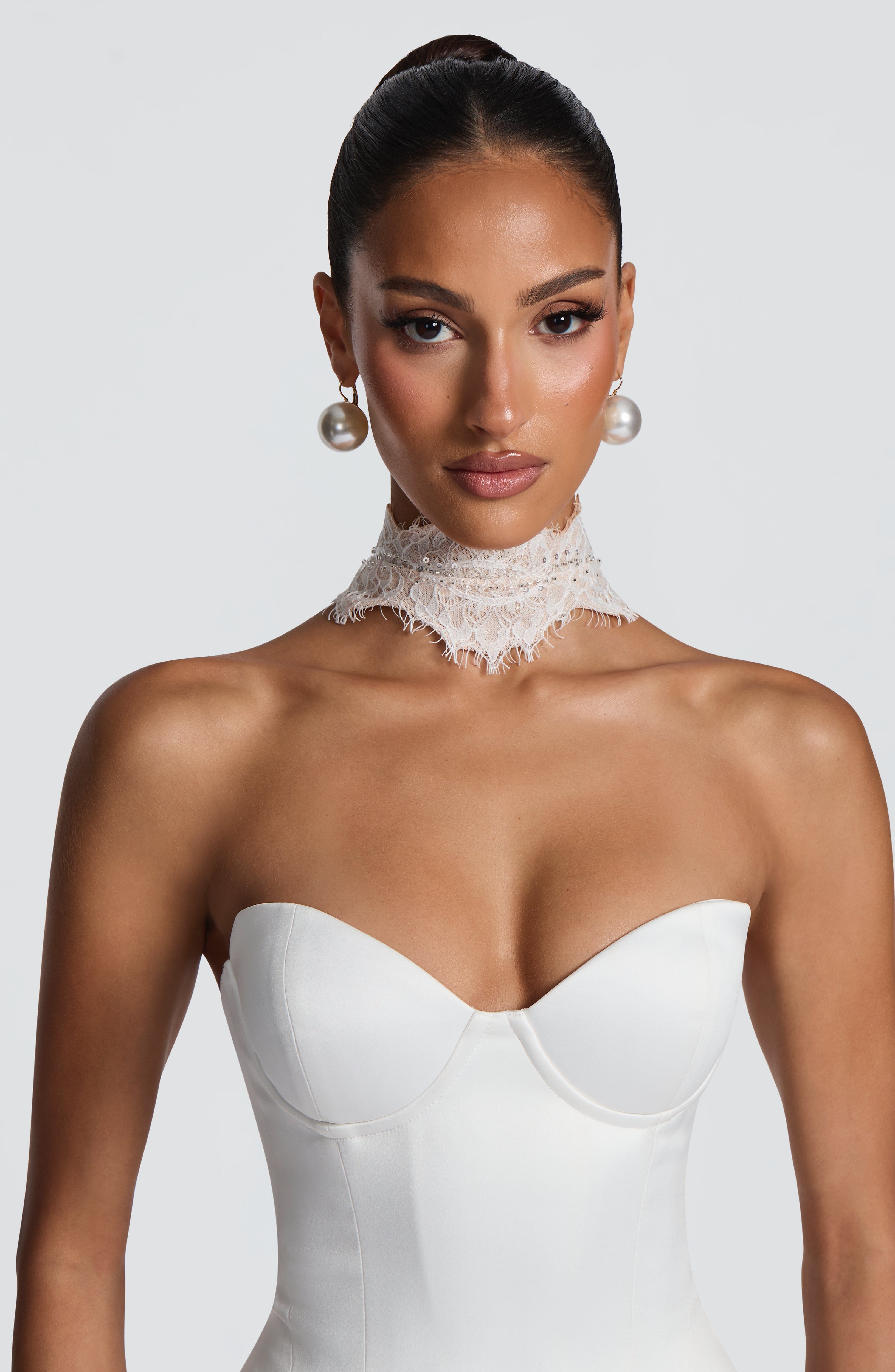 Ellie Lace Neck Veil - Ivory