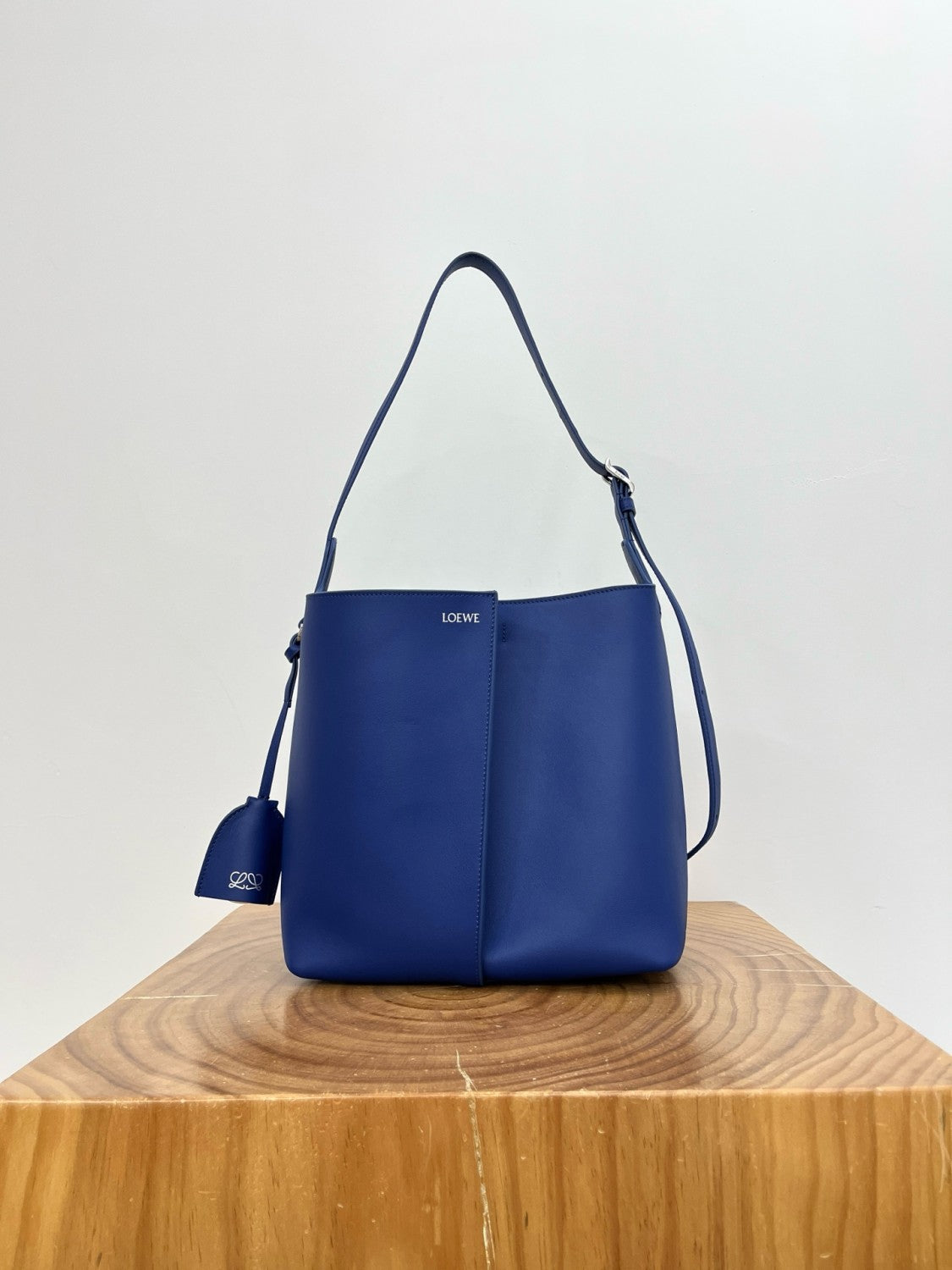 Loewe Medium Large Smooth Calfskin Bilbao Bucket Bag Stylish Minimalist Geometric Design Handbag And Crossbody Bags AWRAWRPX01 #197467