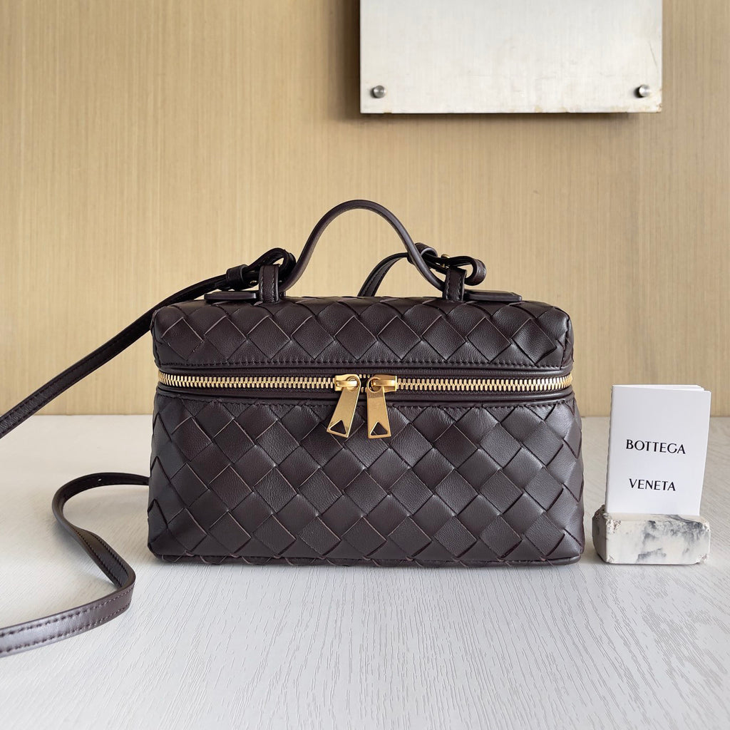 Bottega Veneta Bang Bang Women's Gold Accessories Zipper Closure Solid Color Calfskin Shoulder Crossbody Handbag Bag Bags #76533