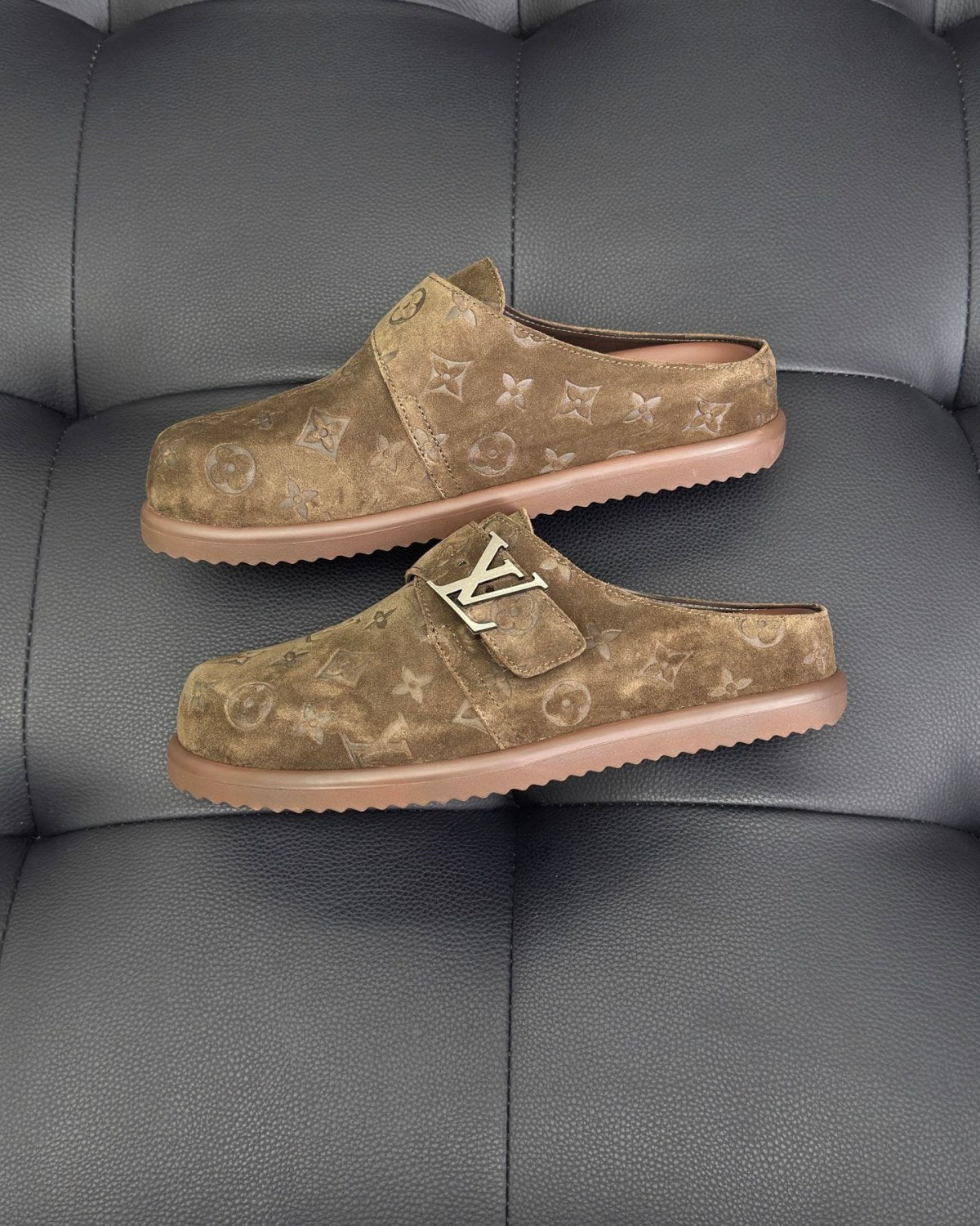 Louis Vuitton LV Easy Mule Men's And Women's Summer Solid Color Letter Print Suede Leather Birkenstock Shoes #77925