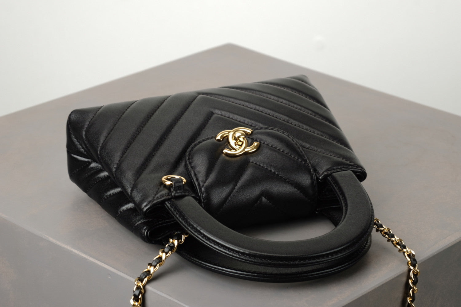 Chanel Product-flag-2026 Spring/summer Mini Tote Bag V-line Kelly Black & Gold Clutch Stylish Sophisticated And Elegant Checkered Flap Bag Bags #196781