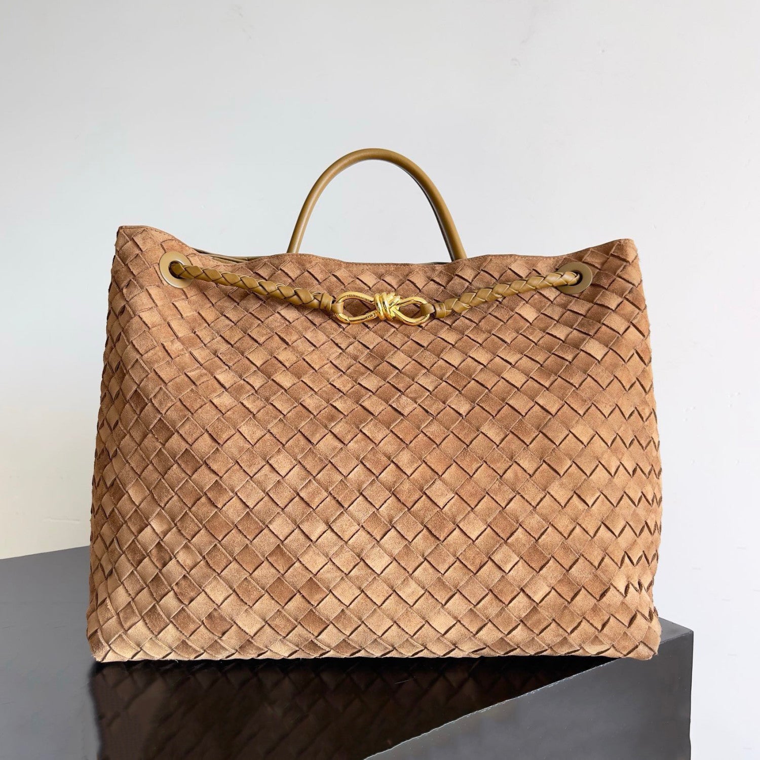 Bottega Veneta Large Andiamo Women's Woven Solid Color Magnetic Clasp Closure Sheepskin Tote Bag Bags #76912
