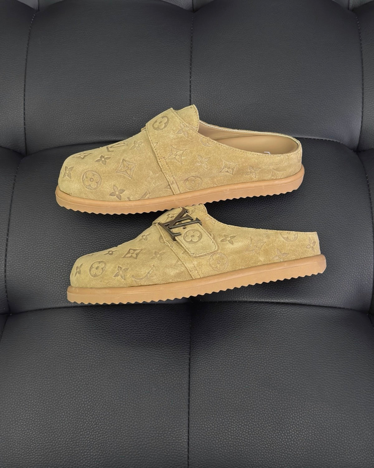 Louis Vuitton LV Easy Mule Men's And Women's Summer Solid Color Letter Print Suede Leather Birkenstock Shoes #77925