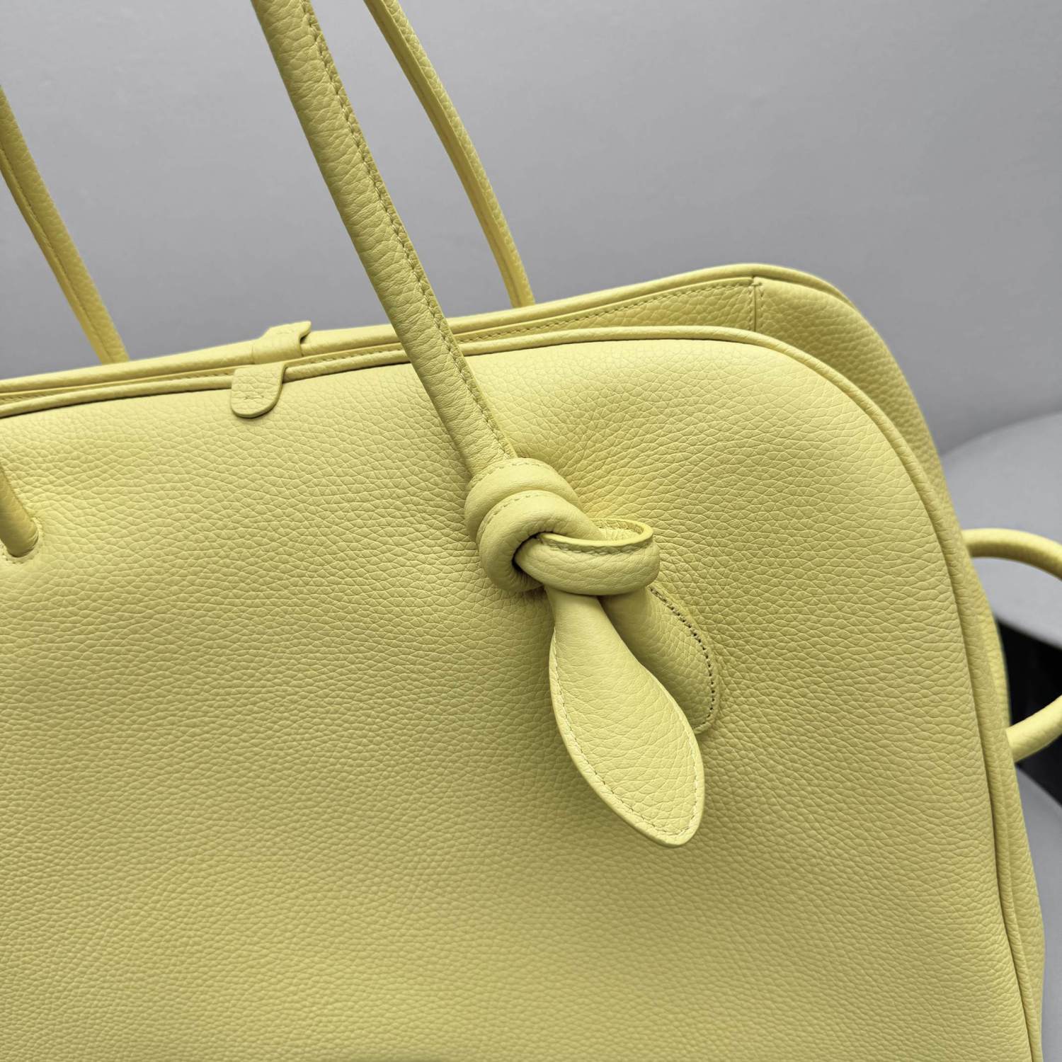 Jacquemus Le Turismo Women's Solid Bow Detail Zipper Closure Grained Leather Bowling Bag Tote Bags #75167