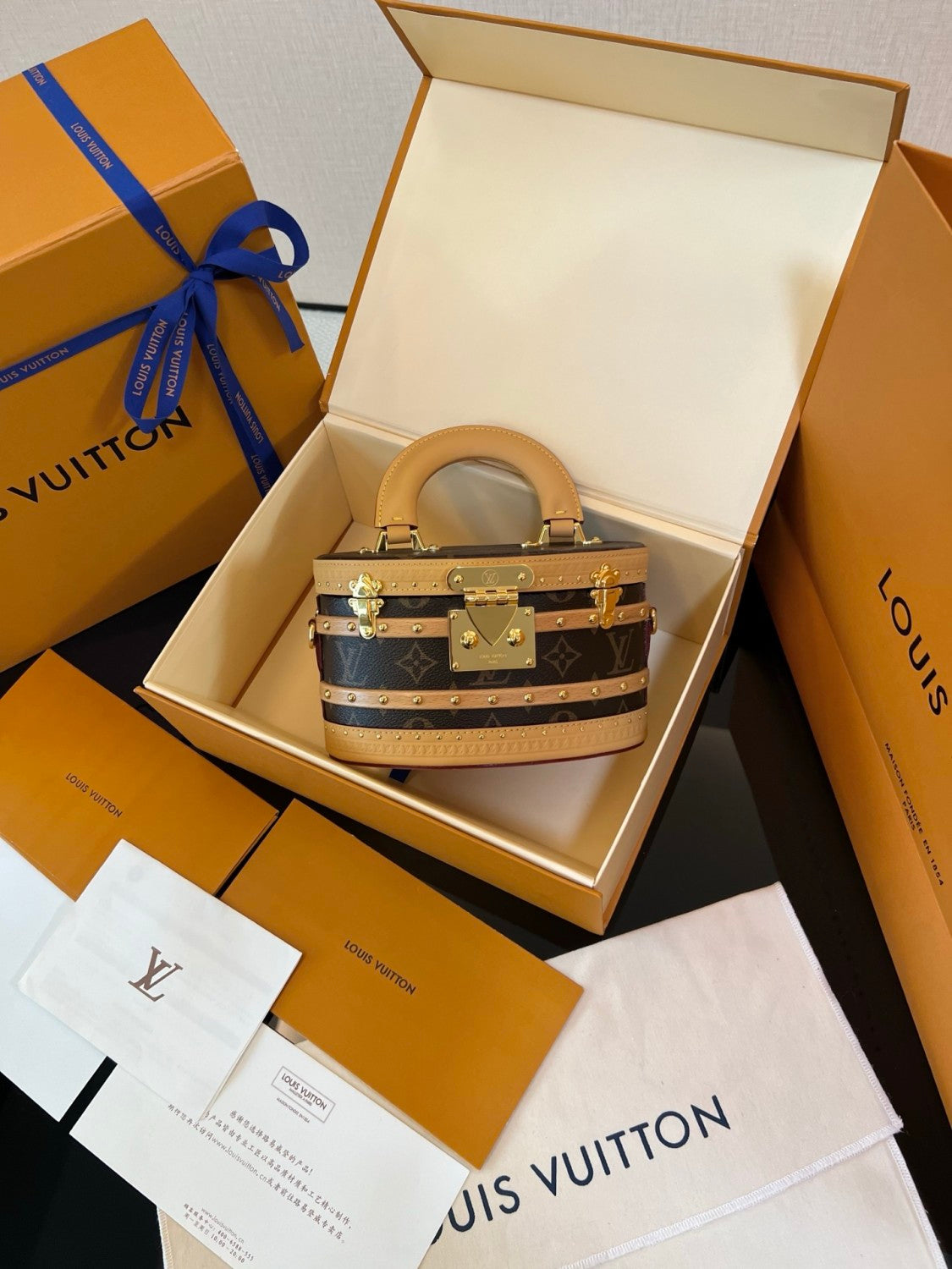 Louis Vuitton Ellis Handbags New Vintage-print Oval Hard-shell Clutch Leather Shoulder Strap Crossbody Bags Artisanal Handbag Bag M24843 #196189