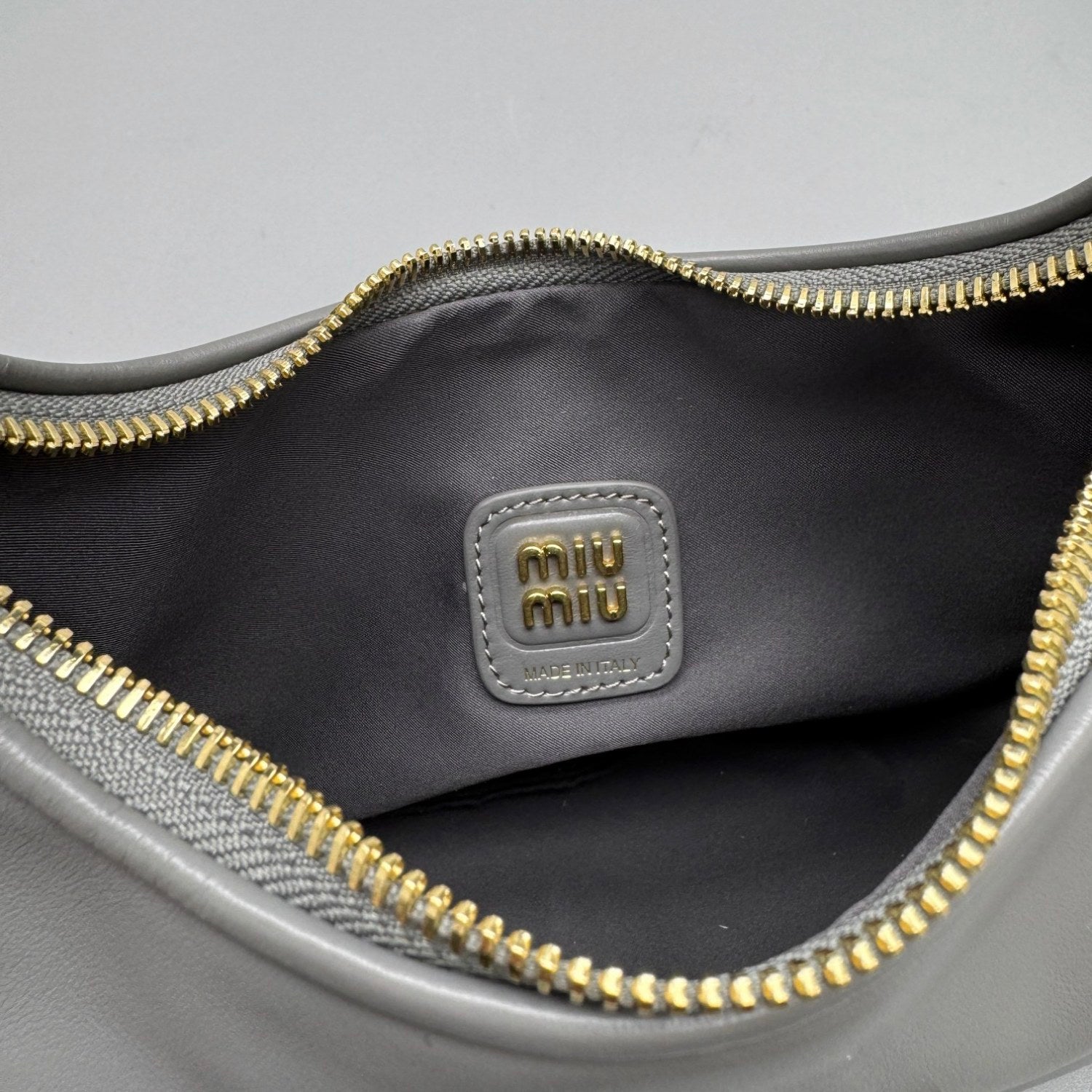 MiuMiu Wander Women's Zipper Closure Quilted Napa Leather Shoulder Crossbody Handbag Bag Bags #76557