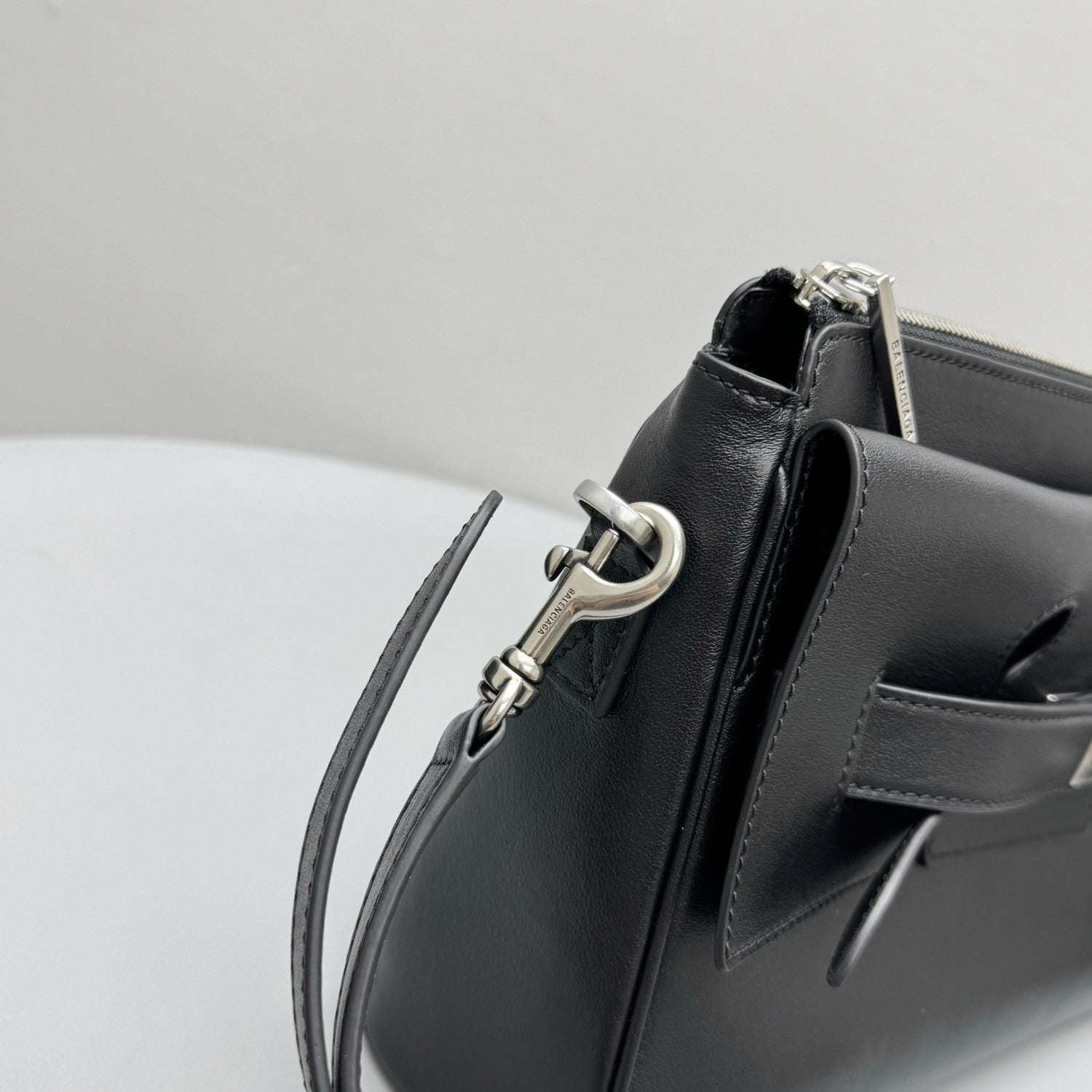 Balenciaga Bel Air Men's Solid Color Distressed Silver Metal Accessory Cowhide Messenger Bag Shoulder Bags #77339