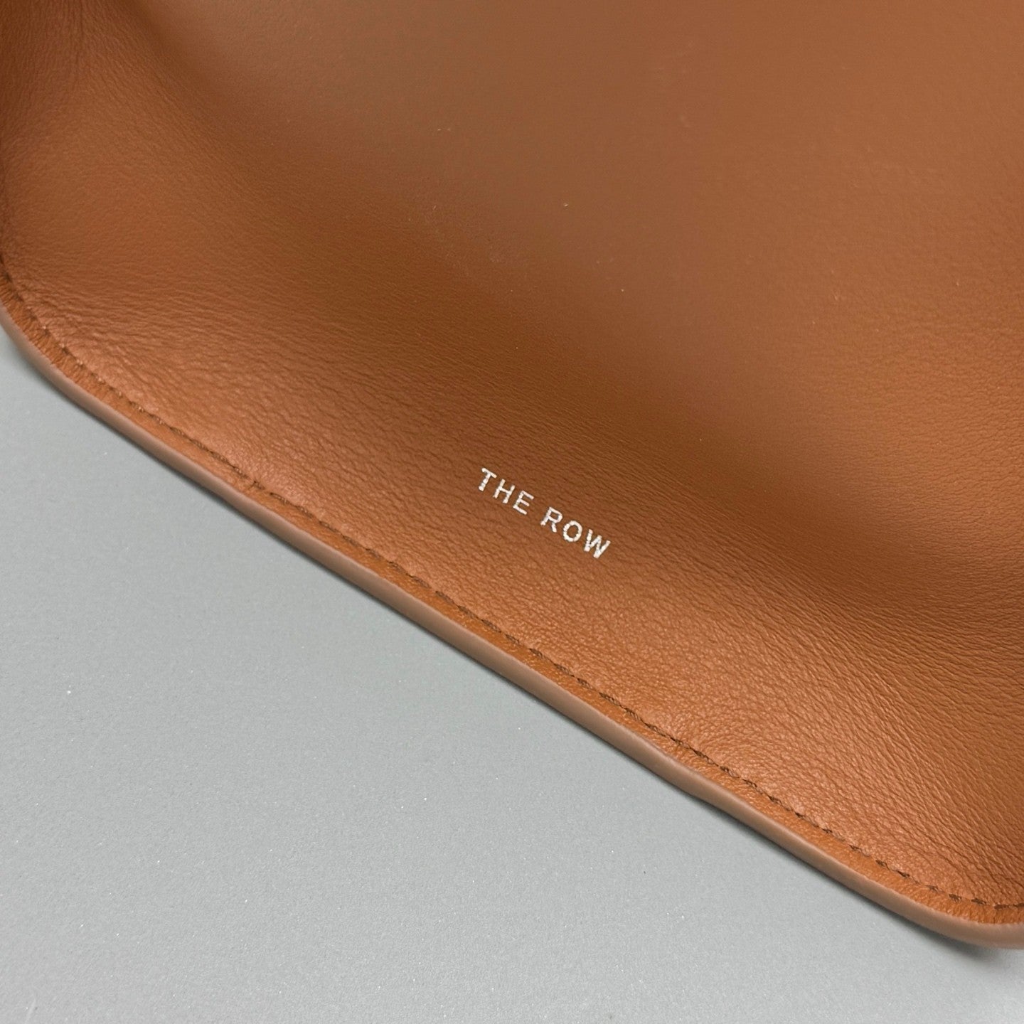THE ROW Men's & Women's Marlo 14 Grained Leather Shopping Tote Solid Color Plain-Weave Leather Handbag Tote Bag Bags W1800L133BLANS #81731