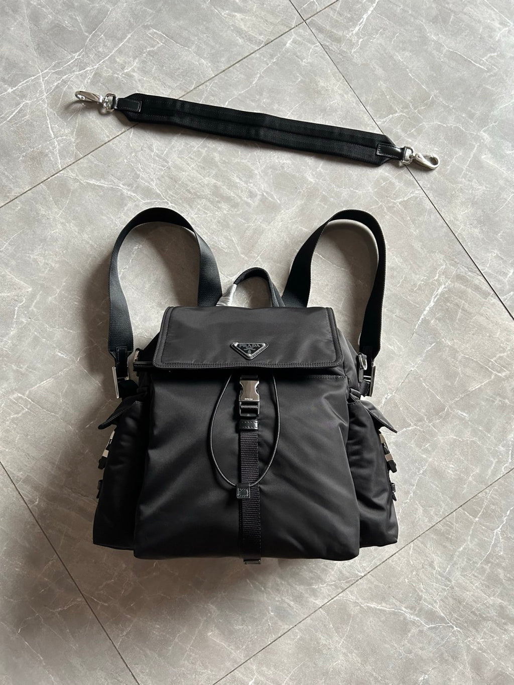 Prada Explore Re-nylon And Leather Backpack For Men - Black Fashionable Backpack. Casual Multi-pocket Bag 2vz118_2dw3_f0002_v_ooo #82291A